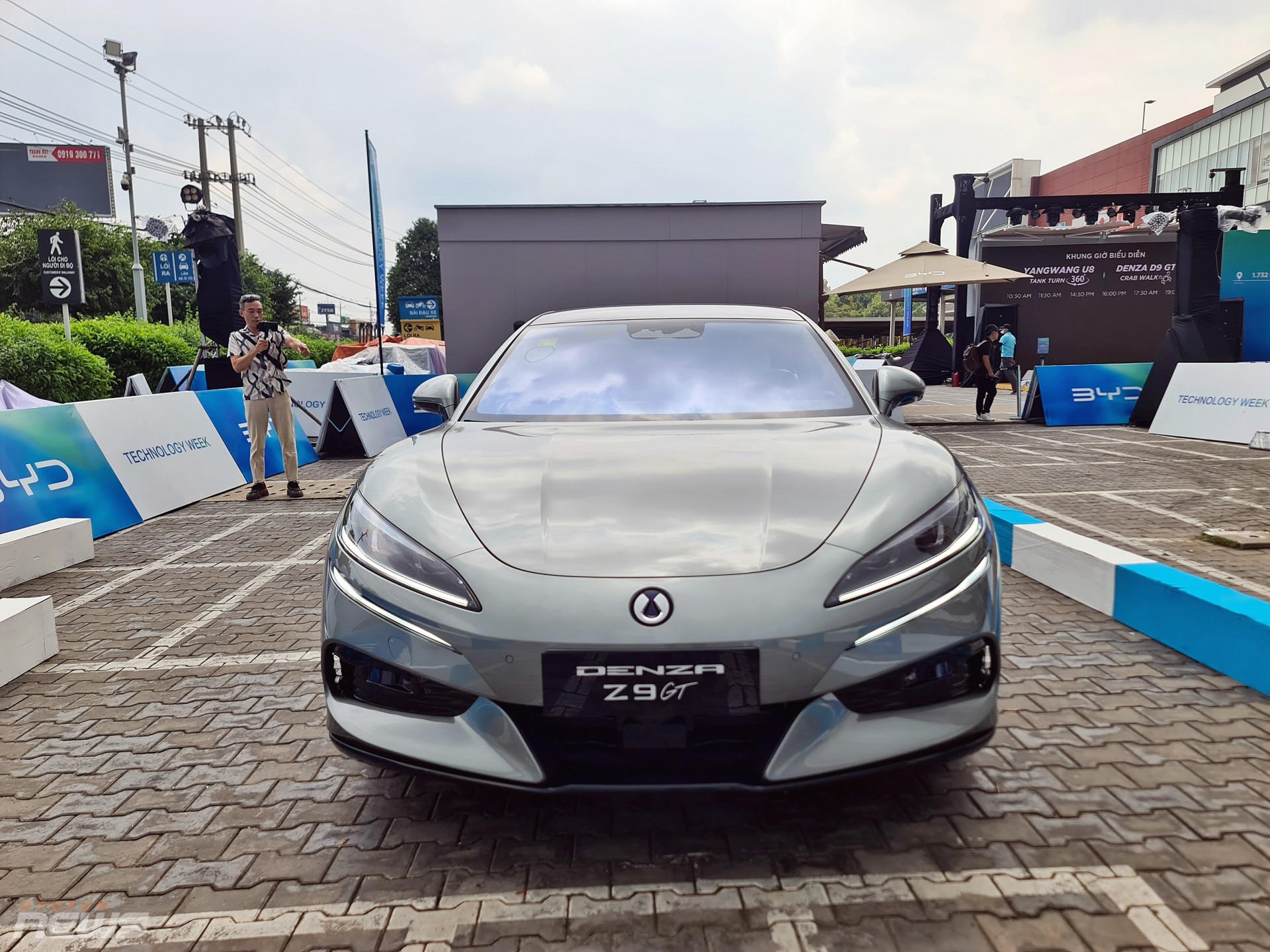 Xe điện Denza Z9 GT có thể xoay tại chỗ, đi ngang như cua xuất hiện tại Việt Nam