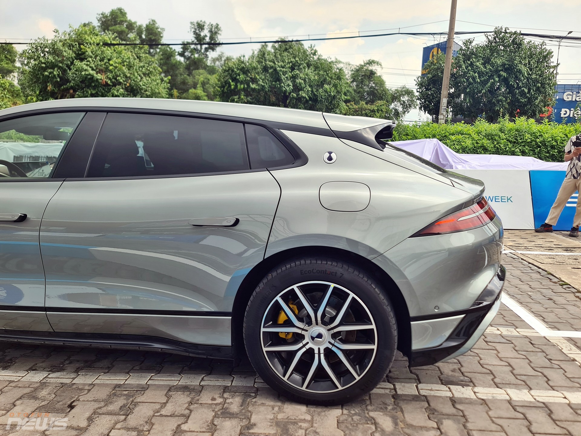 Xe điện Denza Z9 GT có thể xoay tại chỗ, đi ngang như cua xuất hiện tại Việt Nam