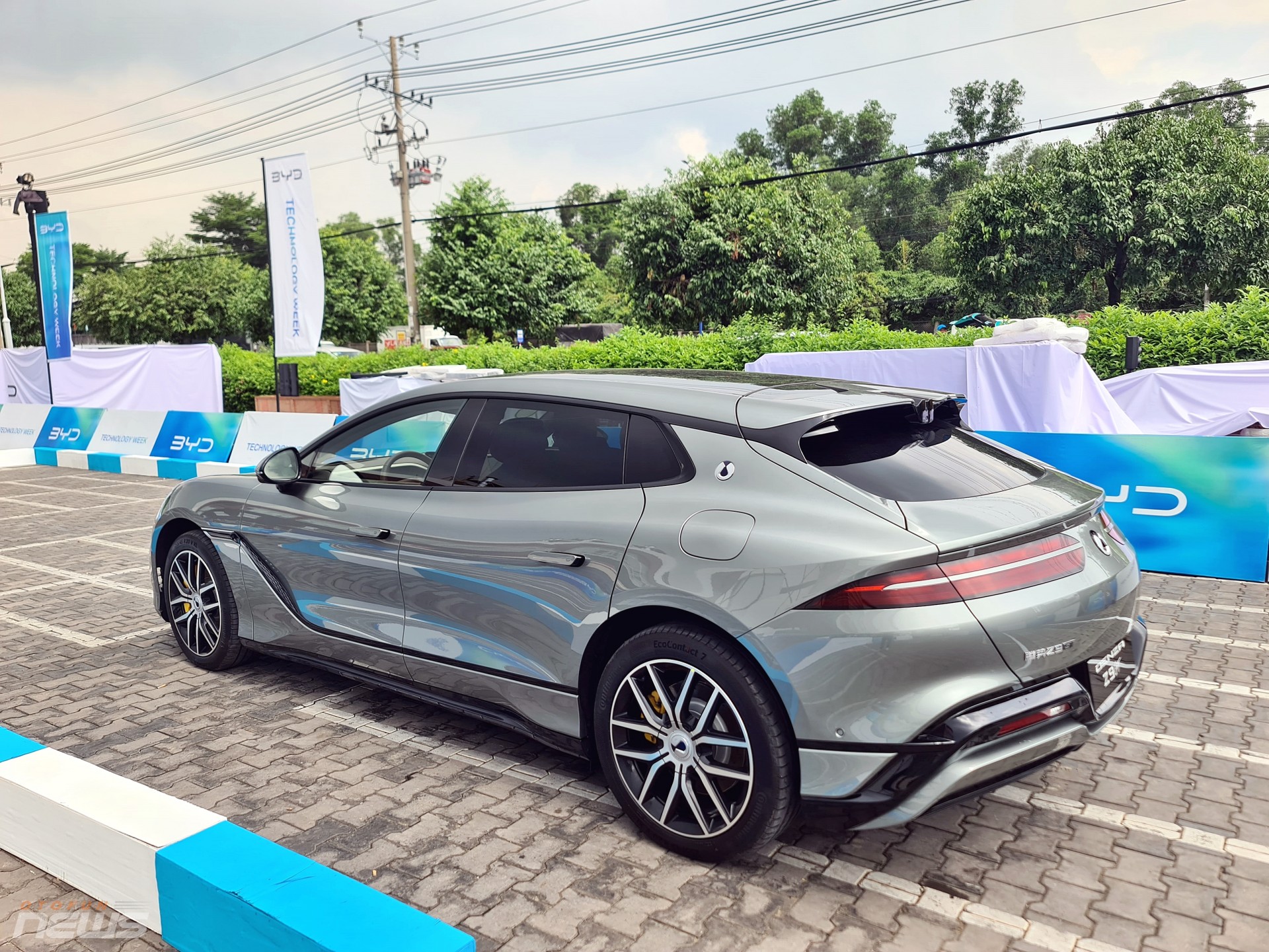 Xe điện Denza Z9 GT có thể xoay tại chỗ, đi ngang như cua xuất hiện tại Việt Nam