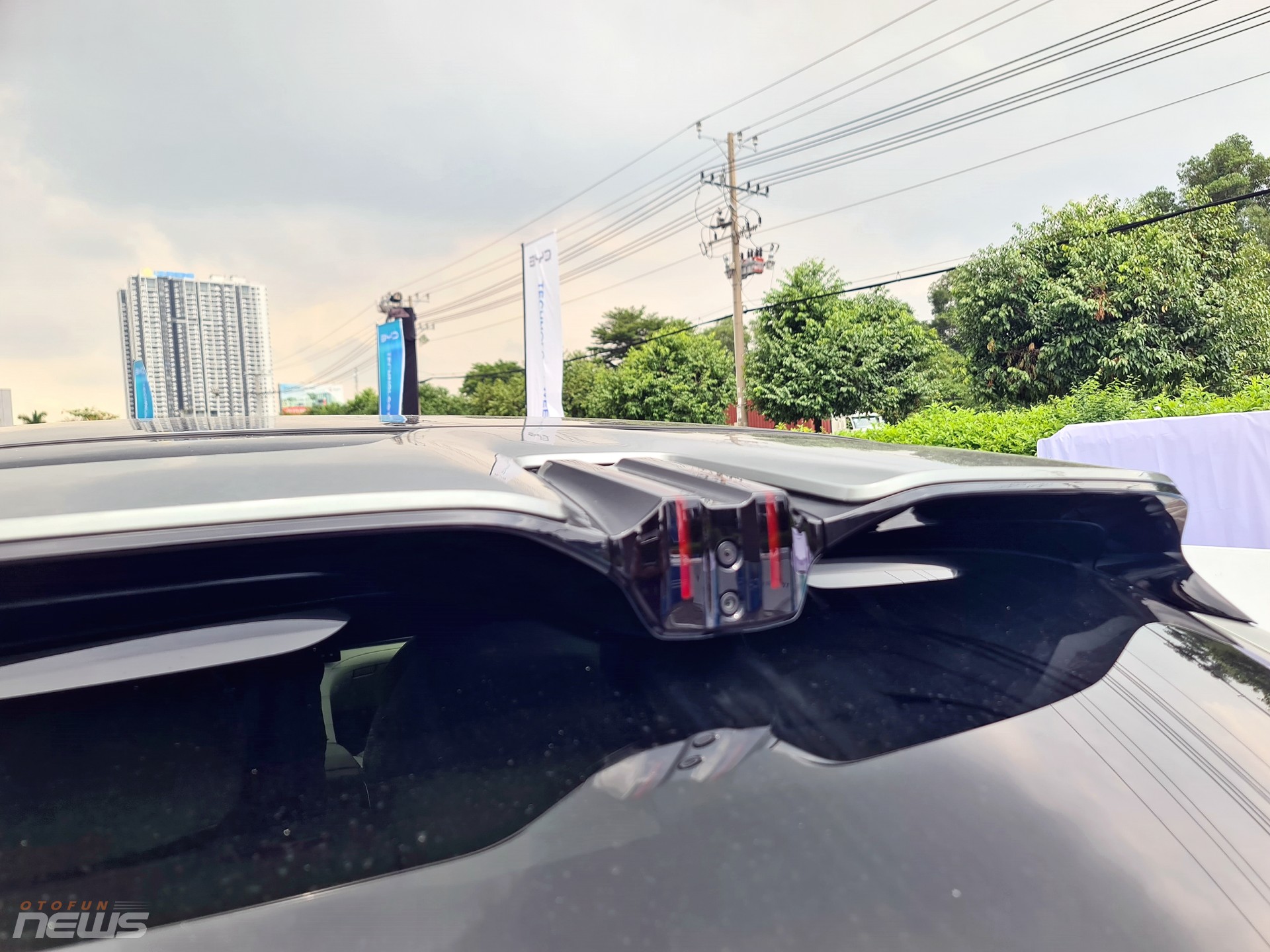 Xe điện Denza Z9 GT có thể xoay tại chỗ, đi ngang như cua xuất hiện tại Việt Nam