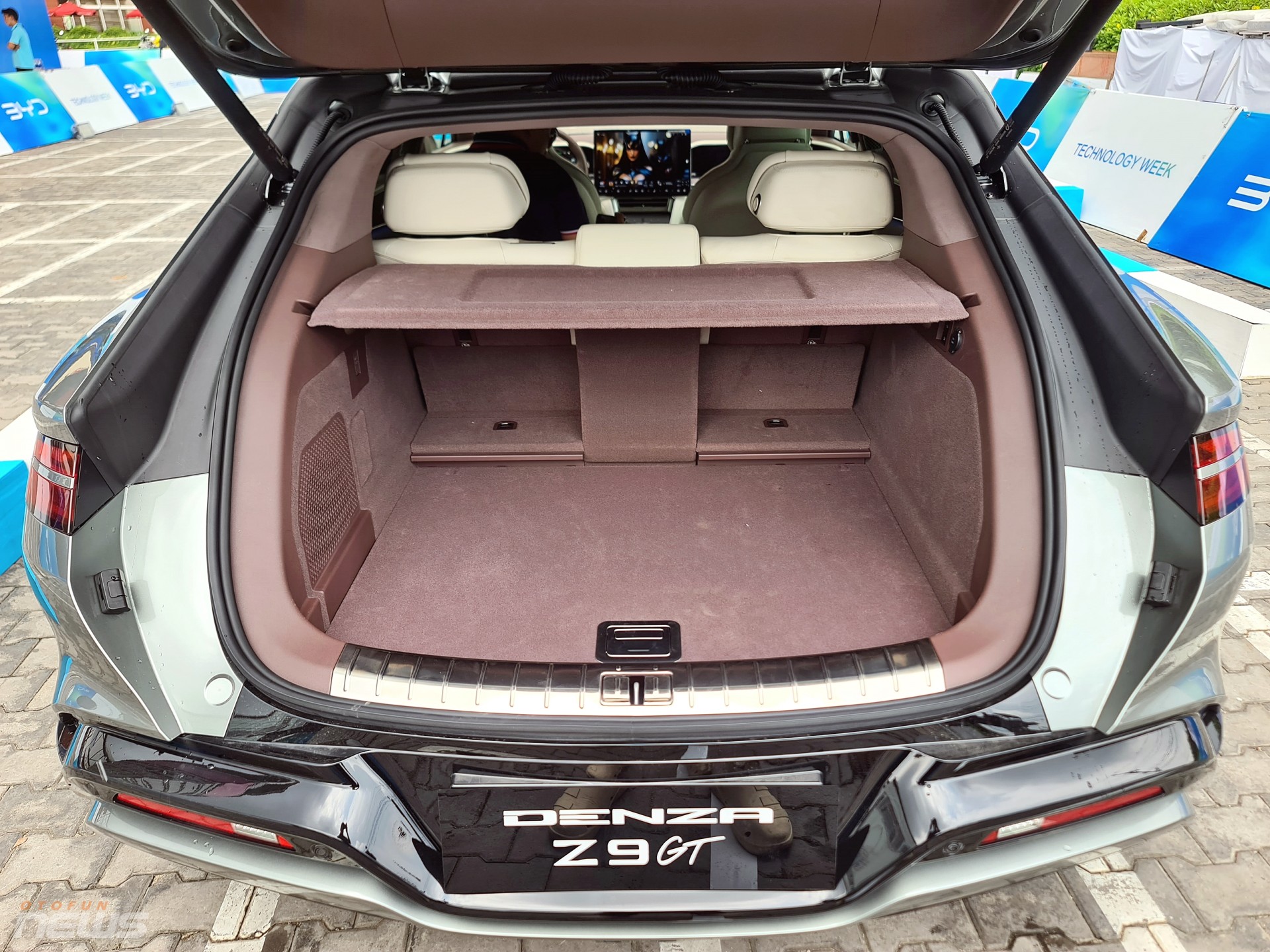 Xe điện Denza Z9 GT có thể xoay tại chỗ, đi ngang như cua xuất hiện tại Việt Nam