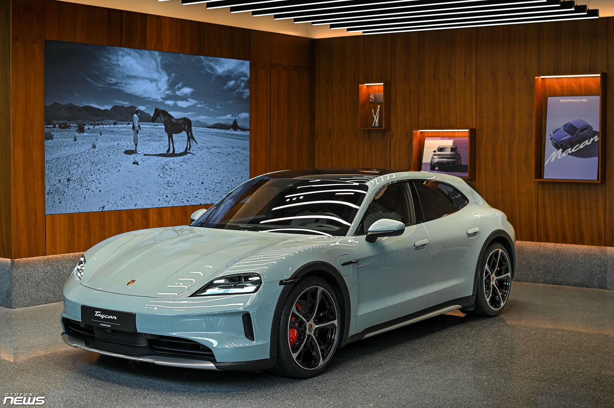 Chi tiết Porsche Taycan 4S Cross Turismo 2025 giá hơn 7 tỷ đồng