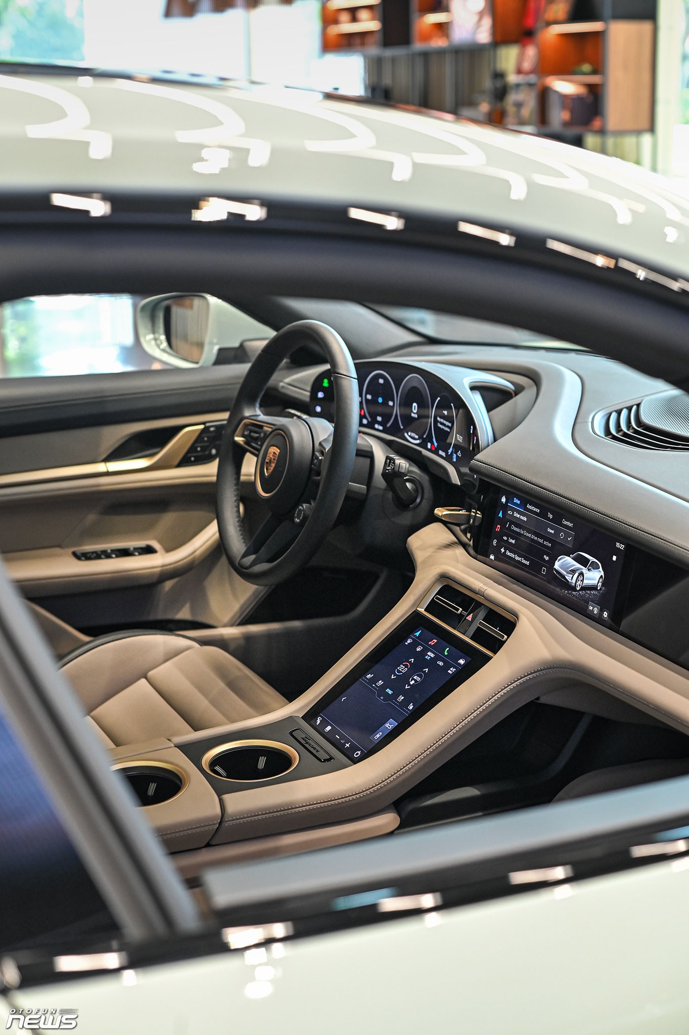 Chi tiết Porsche Taycan 4S Cross Turismo 2025 giá hơn 7 tỷ đồng