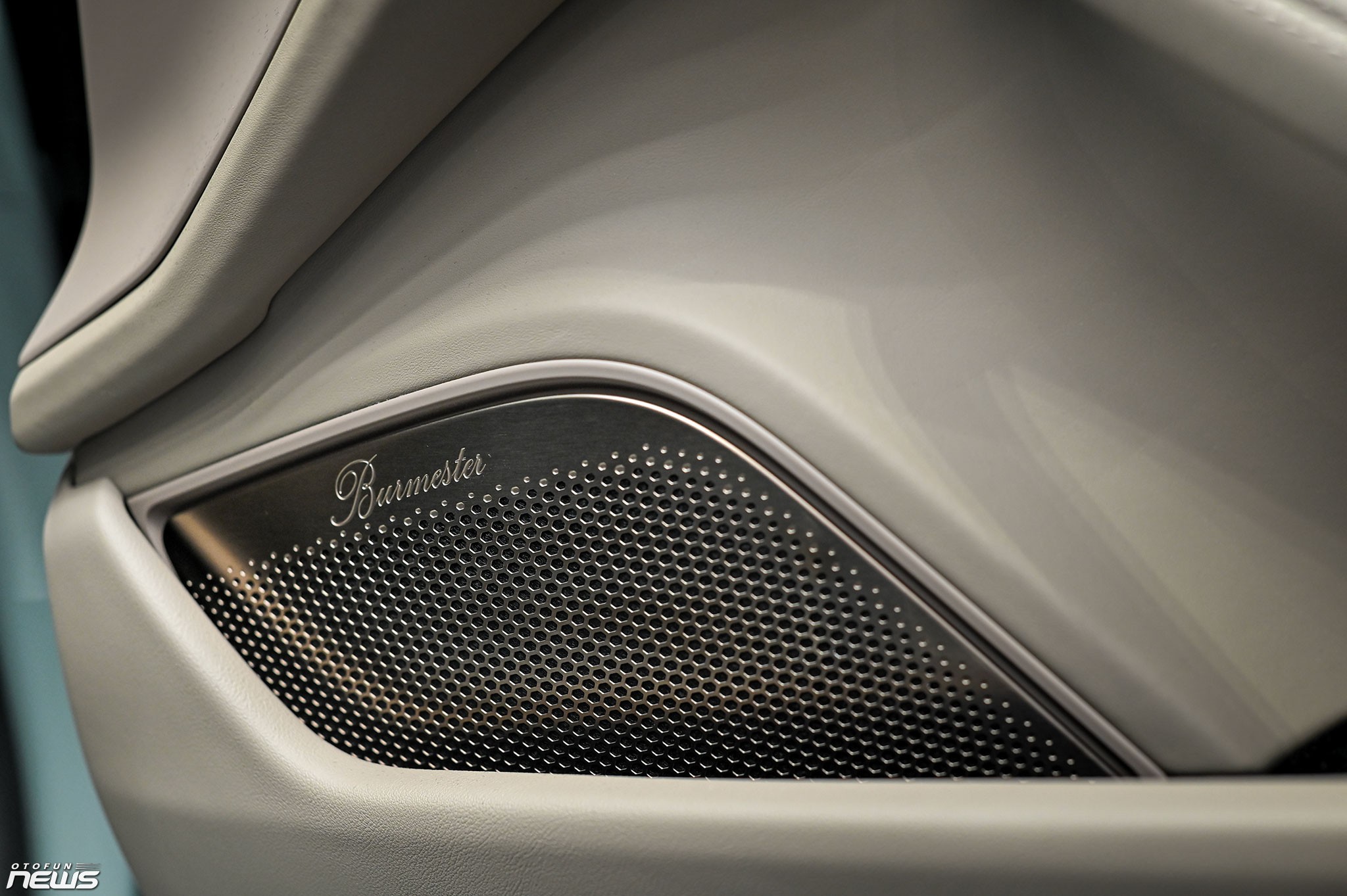 Chi tiết Porsche Taycan 4S Cross Turismo 2025 giá hơn 7 tỷ đồng