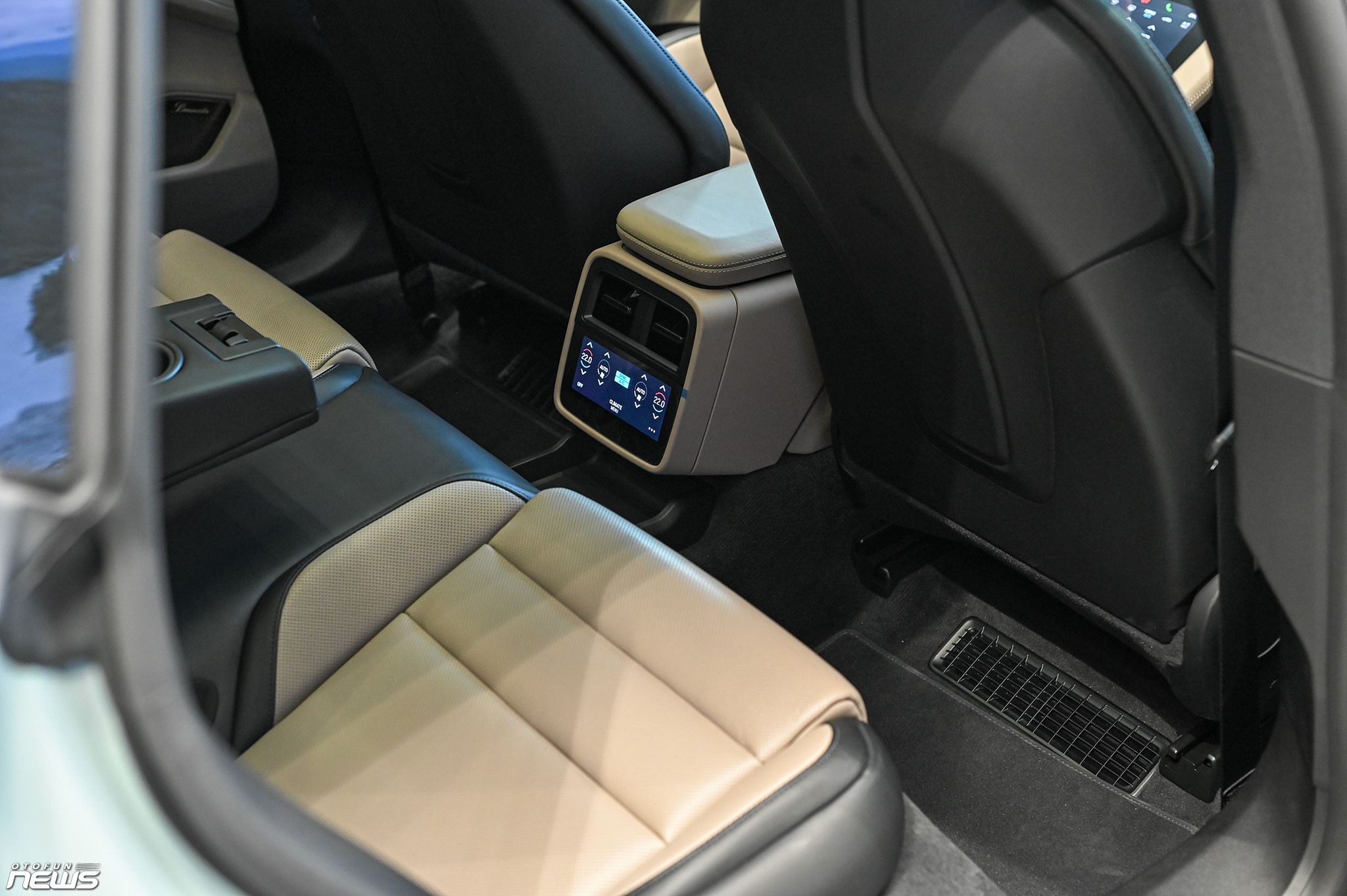 Chi tiết Porsche Taycan 4S Cross Turismo 2025 giá hơn 7 tỷ đồng