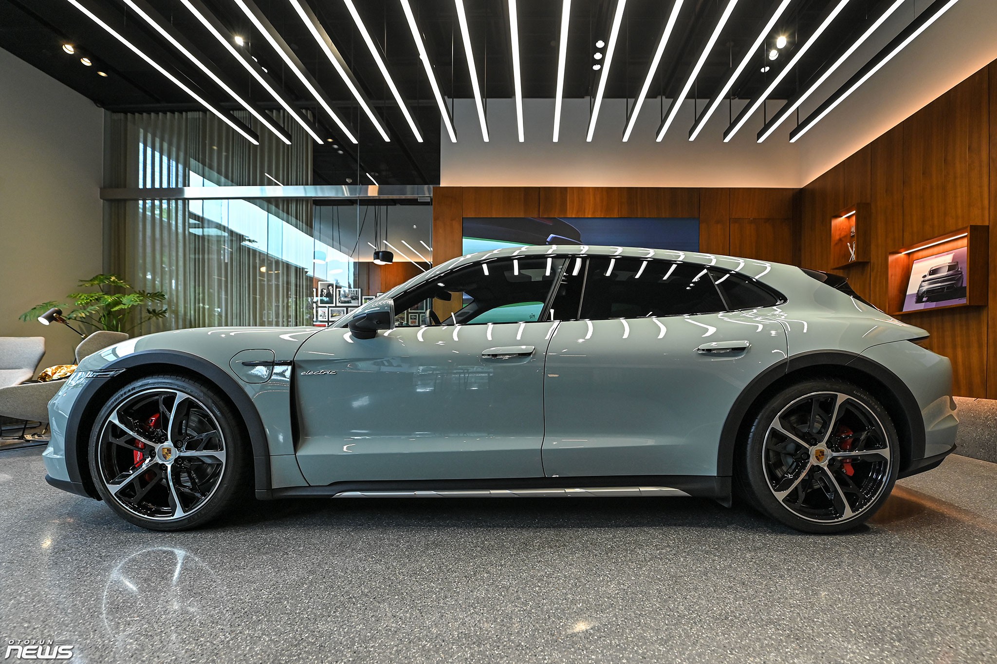 Chi tiết Porsche Taycan 4S Cross Turismo 2025 giá hơn 7 tỷ đồng