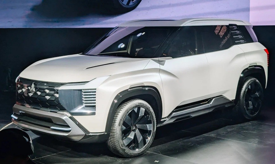 SUV 7 chỗ mới của Mitsubishi là DST Concept sắp ra mắt tại Hà Nội