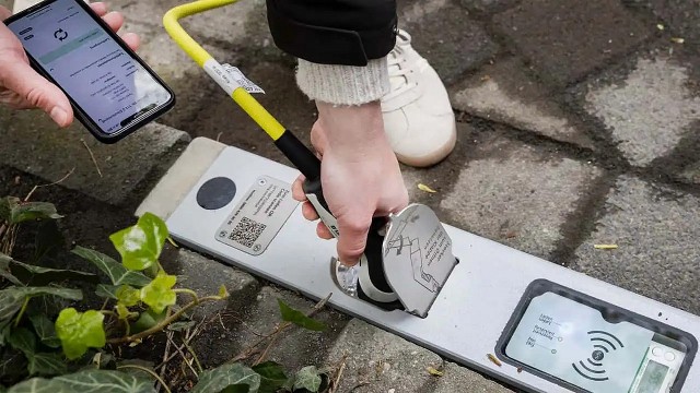 Curb Charger - Trạm sạc xe điện lề đường tiện lợi của nhà sản xuất vũ khí Rheinmetall