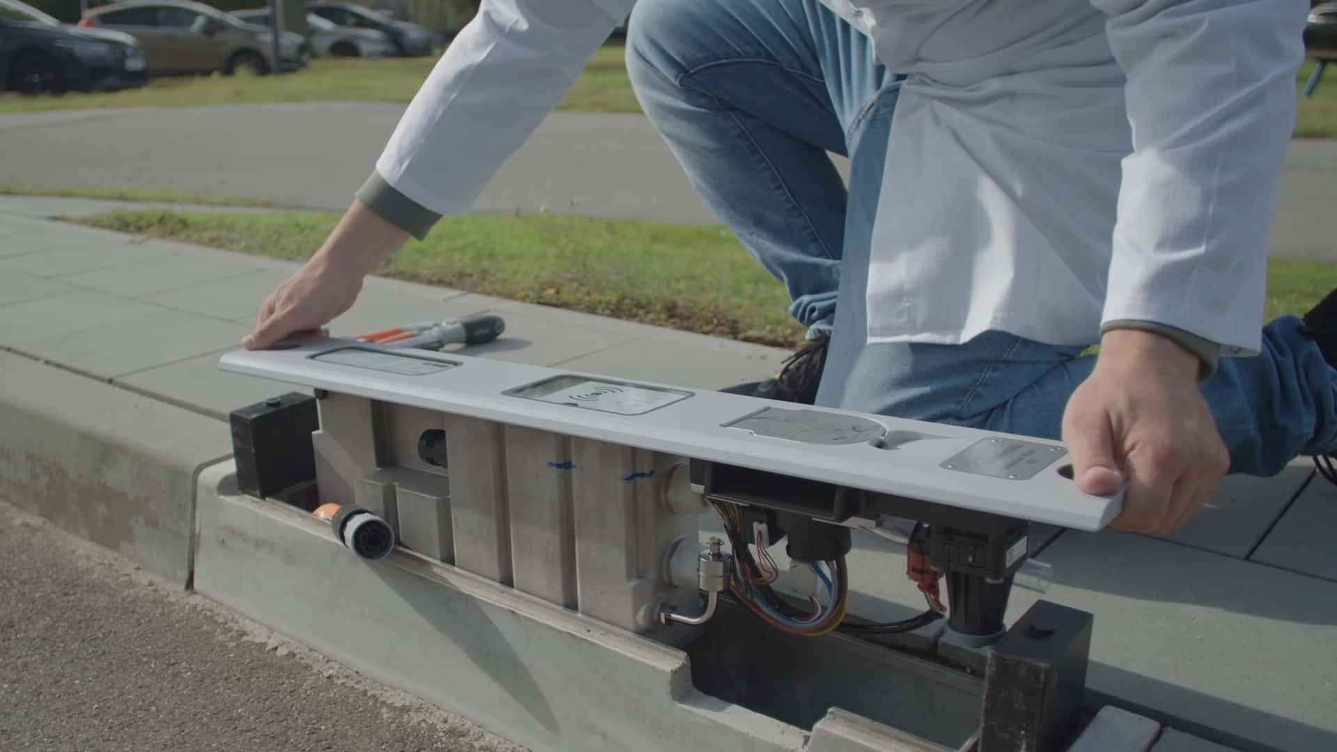 Curb Charger - Trạm sạc xe điện lề đường tiện lợi của nhà sản xuất vũ khí Rheinmetall Curb Charger - Trạm sạc xe điện lề đường tiện lợi của nhà sản xuất vũ khí Rheinmetall