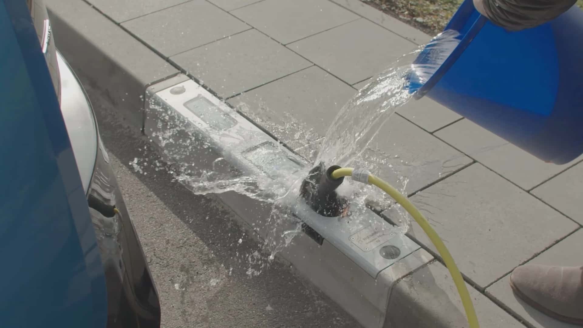 Curb Charger - Trạm sạc xe điện lề đường tiện lợi của nhà sản xuất vũ khí Rheinmetall Curb Charger - Trạm sạc xe điện lề đường tiện lợi của nhà sản xuất vũ khí Rheinmetall