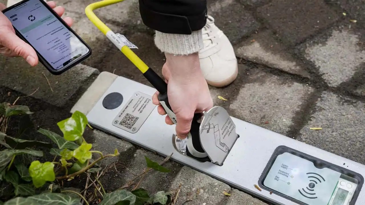 Curb Charger - Trạm sạc xe điện lề đường tiện lợi của nhà sản xuất vũ khí Rheinmetall