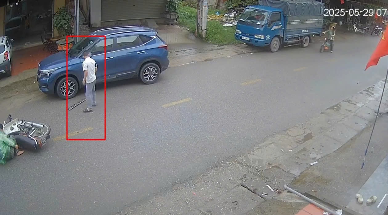 Mở cửa xe thiếu quan sát, tài xế ô tô khiến người đi xe máy ngã ra đường