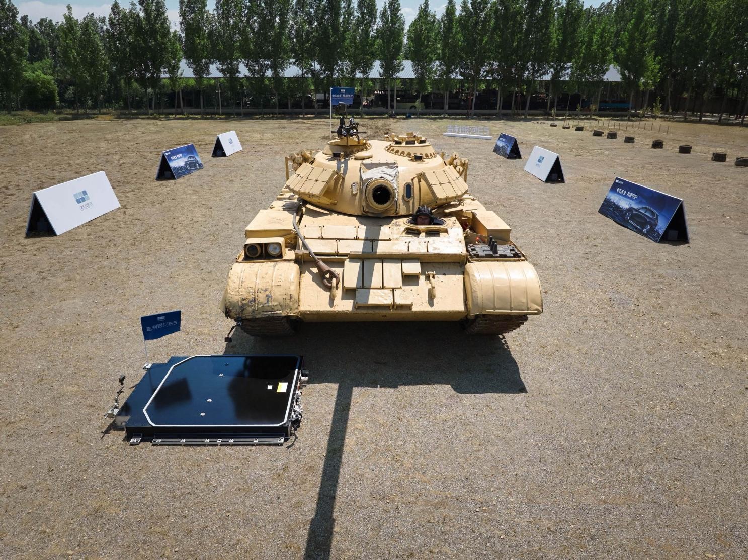 Sử dụng xe tăng nặng 36 tấn để phô diễn độ an toàn của pin xe điện Geely Galaxy E5 Sử dụng xe tăng nặng 36 tấn để phô diễn độ an toàn của pin xe điện Geely Galaxy E5