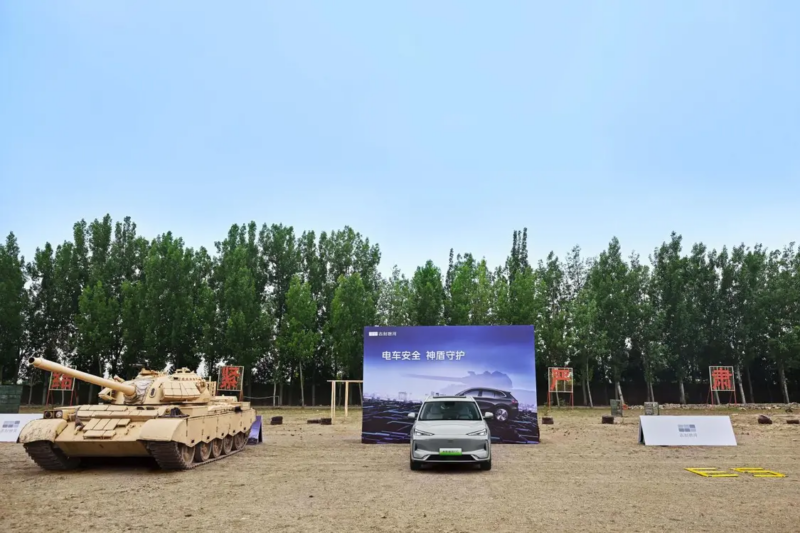 Sử dụng xe tăng nặng 36 tấn để phô diễn độ an toàn của pin xe điện Geely Galaxy E5 Sử dụng xe tăng nặng 36 tấn để phô diễn độ an toàn của pin xe điện Geely Galaxy E5