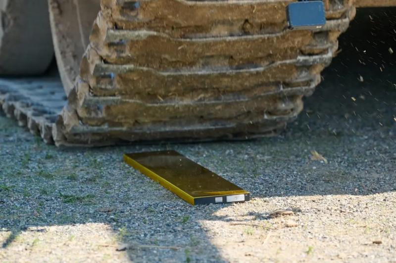 Sử dụng xe tăng nặng 36 tấn để phô diễn độ an toàn của pin xe điện Geely Galaxy E5 Sử dụng xe tăng nặng 36 tấn để phô diễn độ an toàn của pin xe điện Geely Galaxy E5