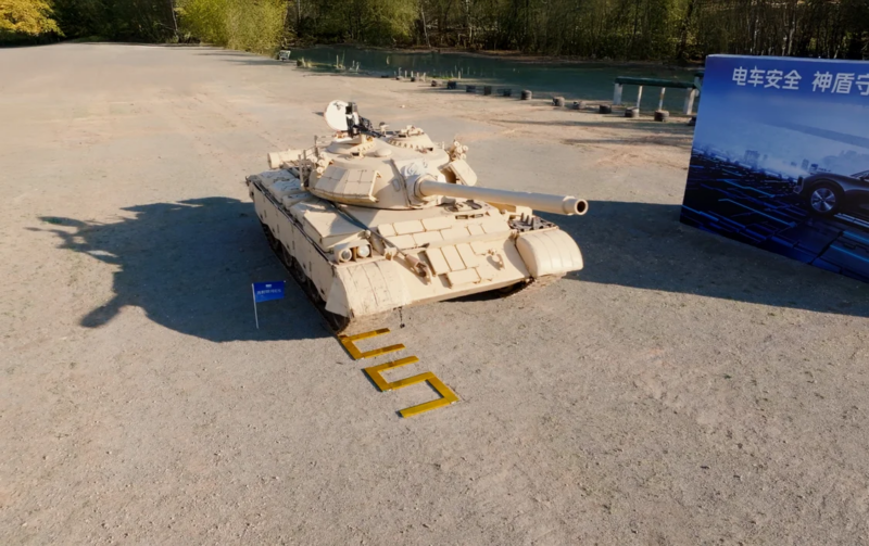 Sử dụng xe tăng nặng 36 tấn để phô diễn độ an toàn của pin xe điện Geely Galaxy E5 Sử dụng xe tăng nặng 36 tấn để phô diễn độ an toàn của pin xe điện Geely Galaxy E5