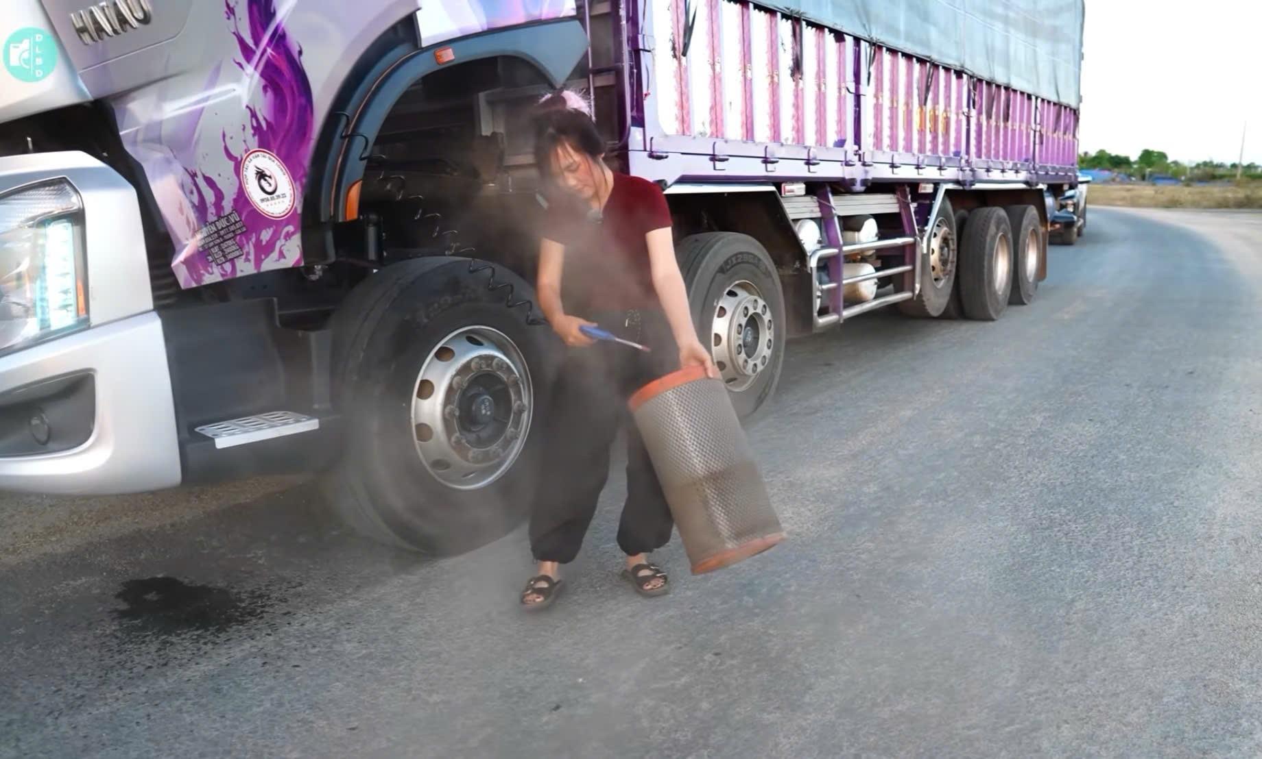 Nữ tài xế xe tải Tây Nguyên xinh đẹp yêu nghề vì thích bôn ba