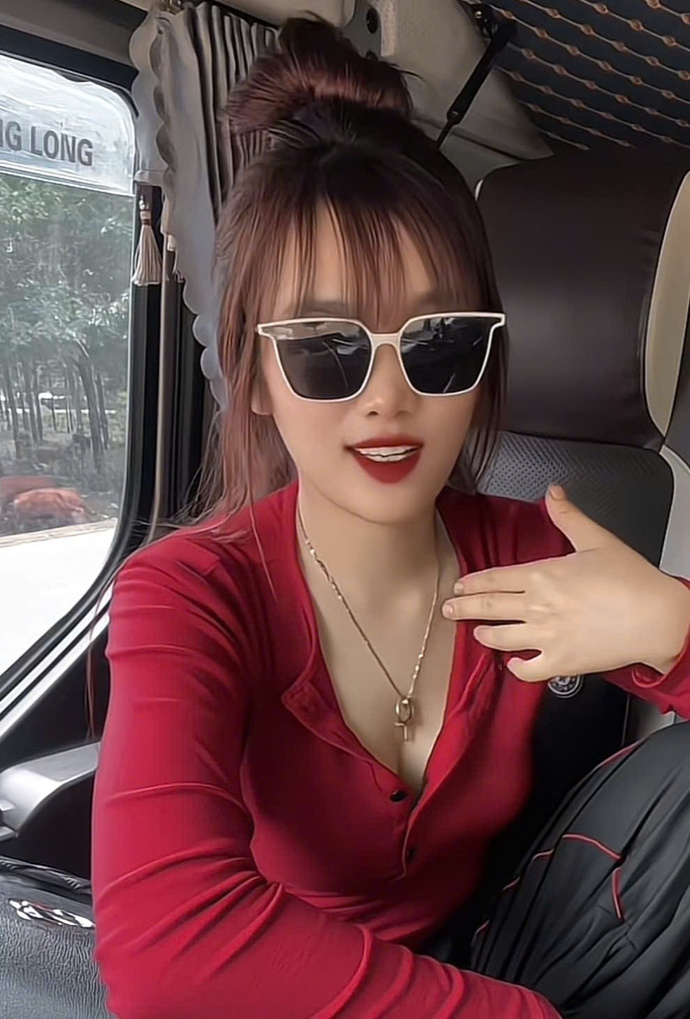 Nữ tài xế xe tải Tây Nguyên xinh đẹp yêu nghề vì thích bôn ba