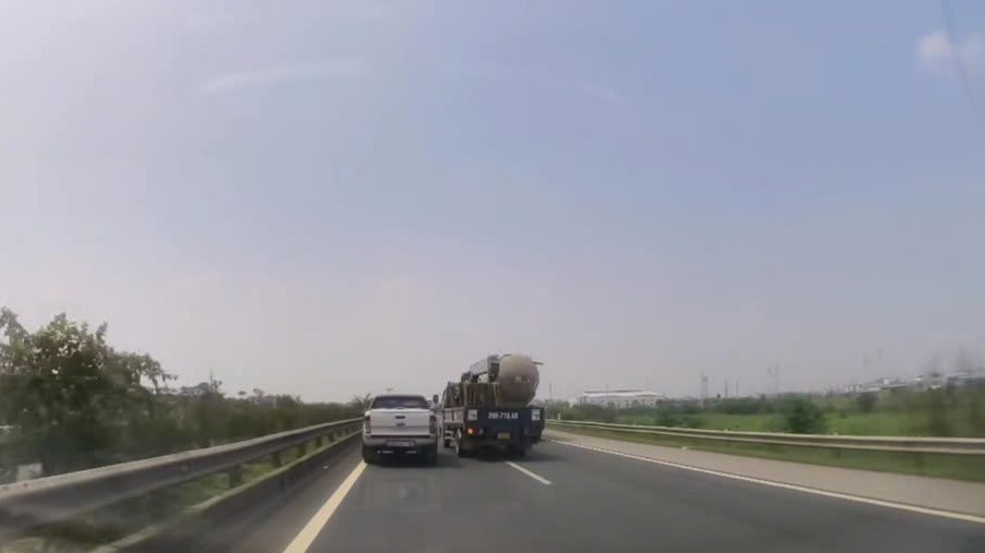 Xe tải lấn làn đi ẩu trên cao tốc, suýt trả giá đắt