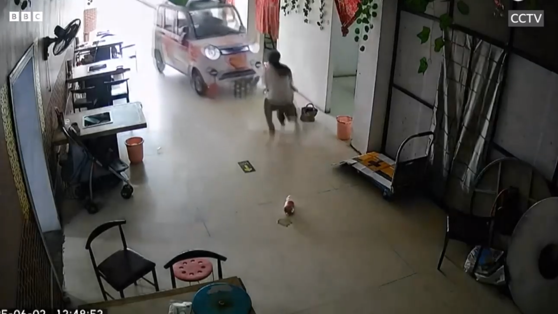 Xe điện Trung Quốc mất lái lao vào nhà, bé gái dũng cảm cứu em thoát nạn trong khoảnh khắc
