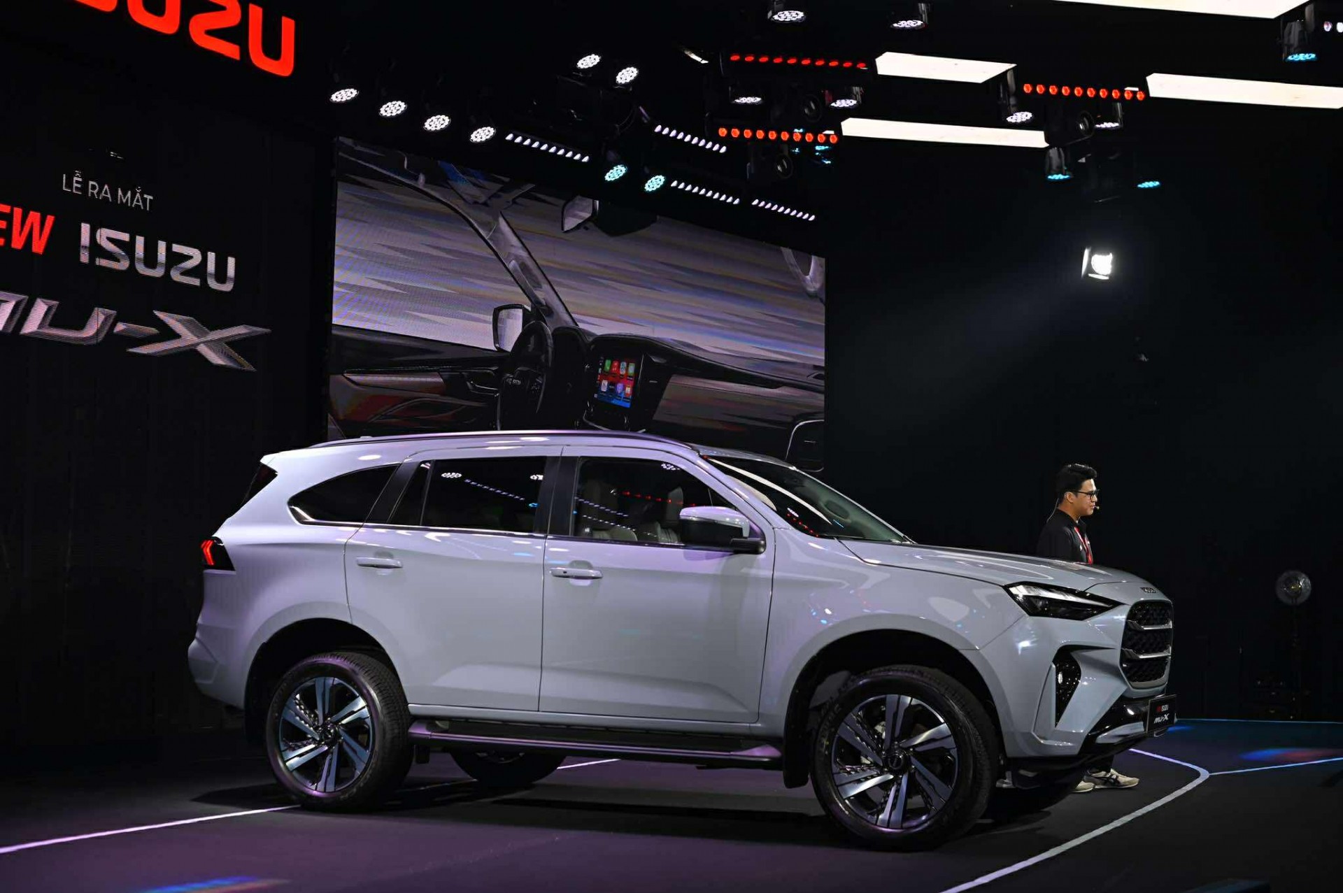 New Isuzu Mu-X 2025 mới ra mắt có giá bao nhiêu