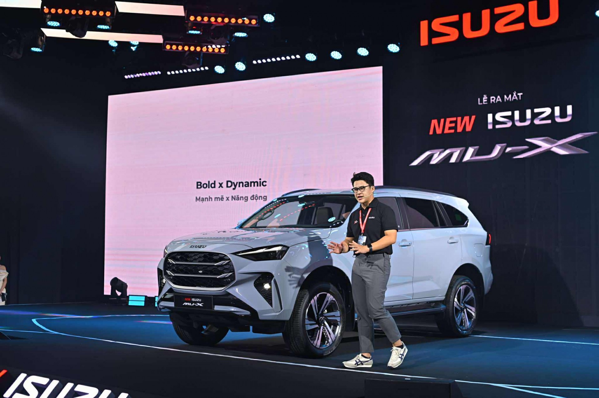 New Isuzu Mu-X 2025 ra mắt, thêm phiên bản Sport, giá từ 928 triệu đồng
