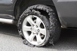 Nổ lốp xe ô tô có được bảo hiểm chi trả không?