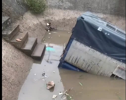 Thót tim khoảnh khắc tài xế thoát ra khỏi chiếc ô tô chìm nghỉm ở trạm bơm Thót tim khoảnh khắc tài xế thoát ra khỏi chiếc ô tô chìm nghỉm ở trạm bơm