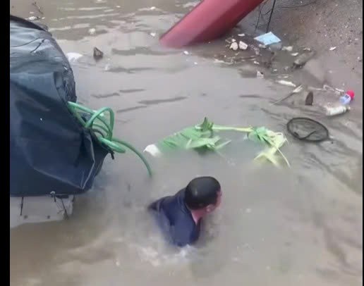 Thót tim khoảnh khắc tài xế thoát ra khỏi chiếc ô tô chìm nghỉm ở trạm bơm clip tài xế thoát ra khỏi chiếc ô tô chìm nghỉm ở trạm bơm