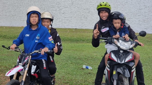 Tâm sự người cha dành tất cả cuộc đời cho ước mơ MotoGP của các con