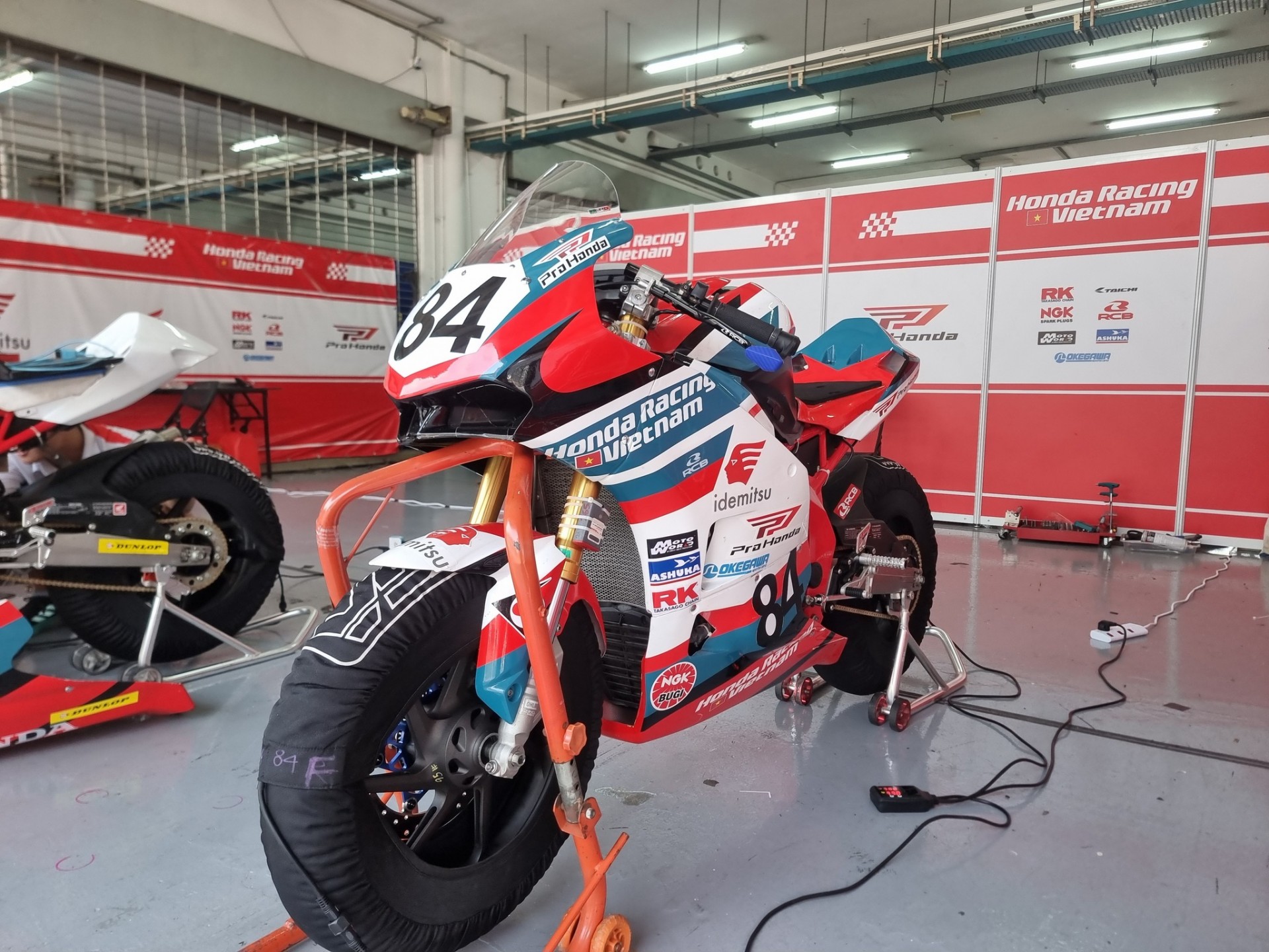 Tâm sự của người cha dành tất cả cuộc đời cho ước mơ đua MotoGP của các con