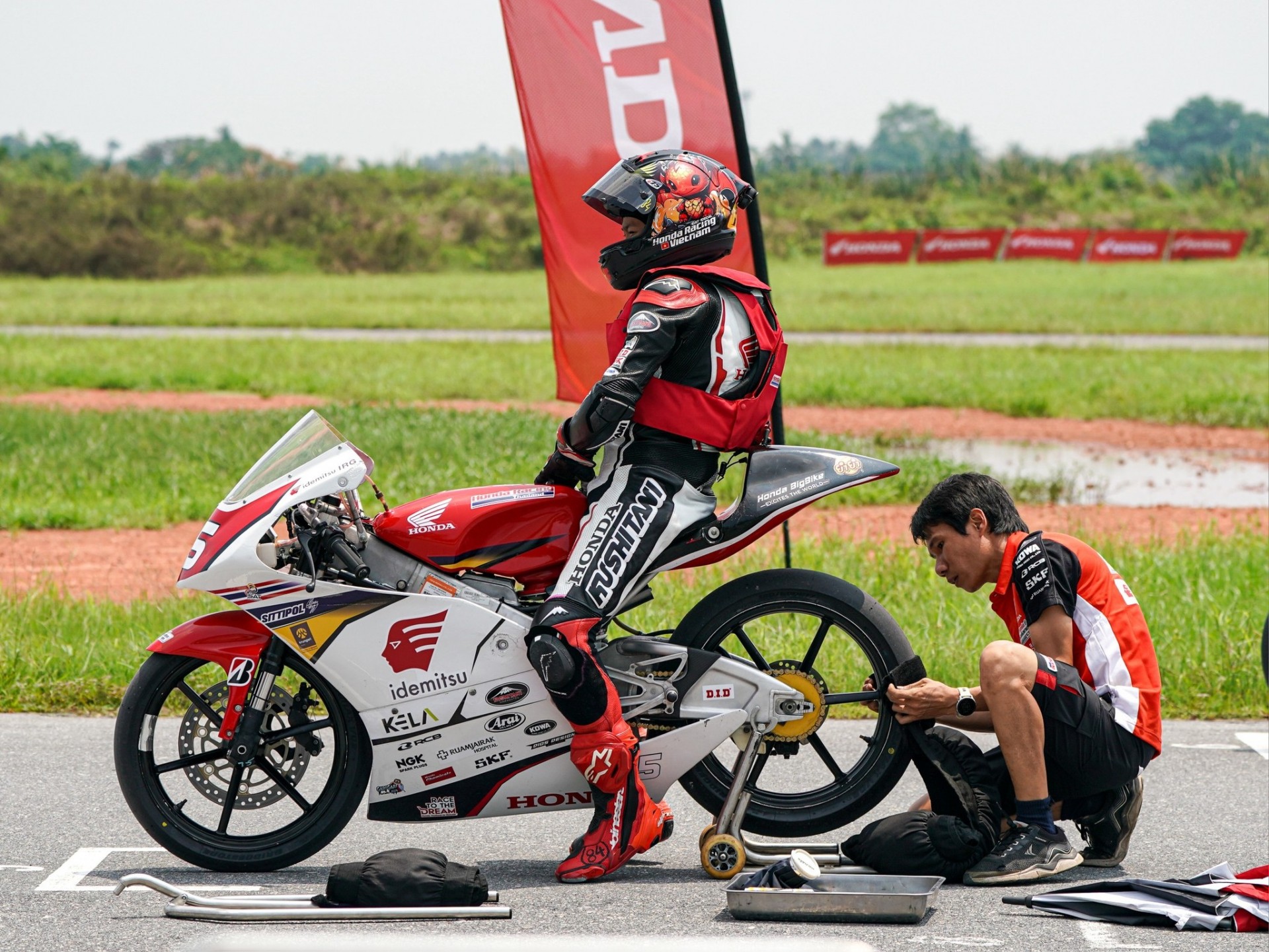 Tâm sự của người cha dành tất cả cuộc đời cho ước mơ đua MotoGP của các con