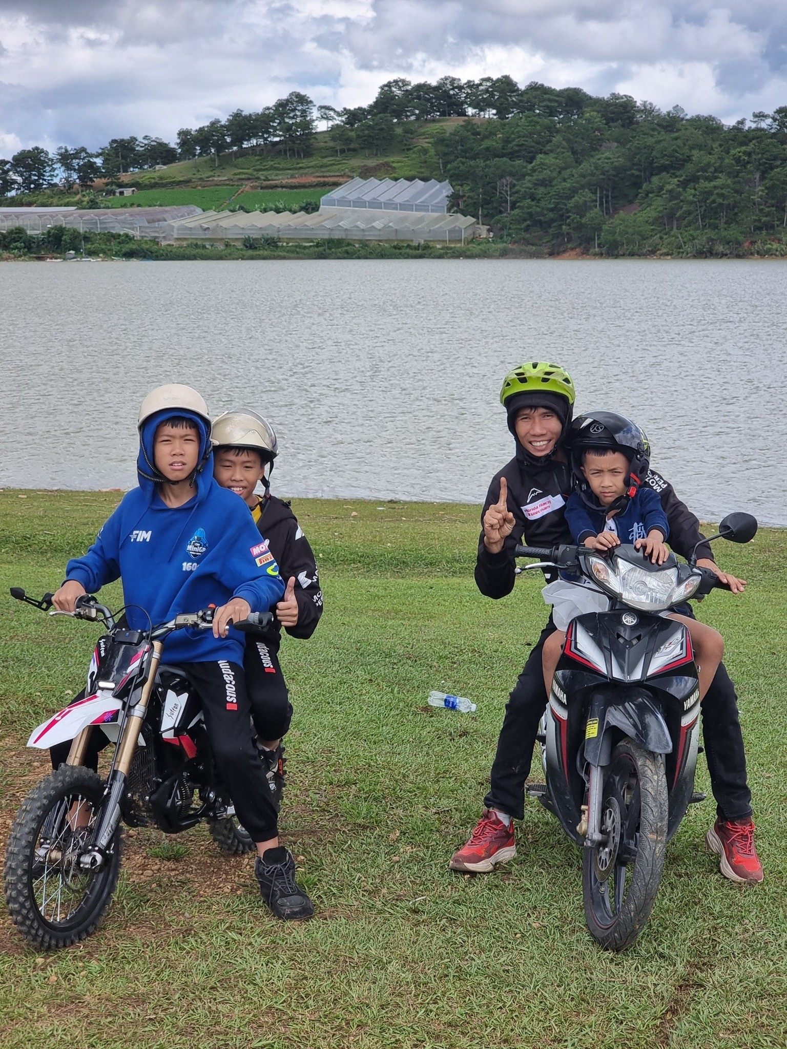 Tâm sự của người cha dành tất cả cuộc đời cho ước mơ đua MotoGP của các con