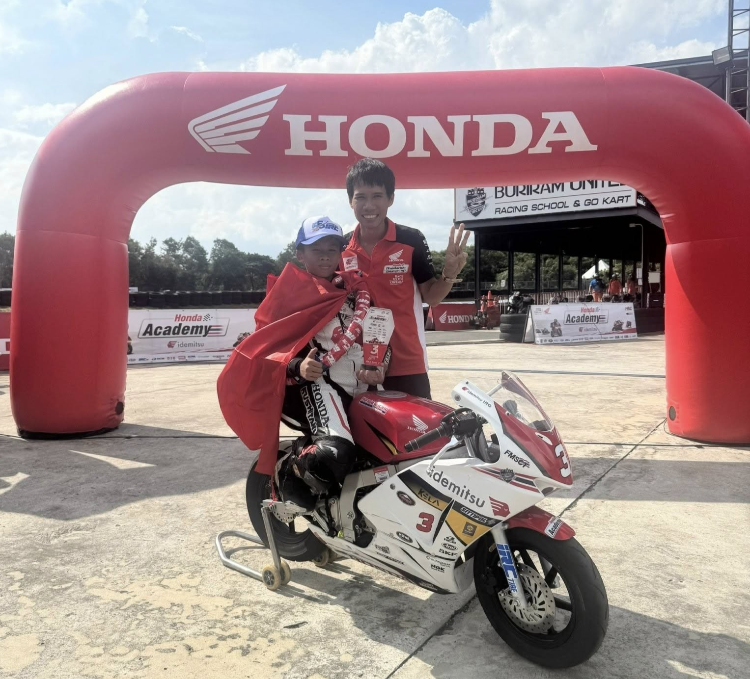 Tâm sự của người cha dành tất cả cuộc đời cho ước mơ đua MotoGP của các con