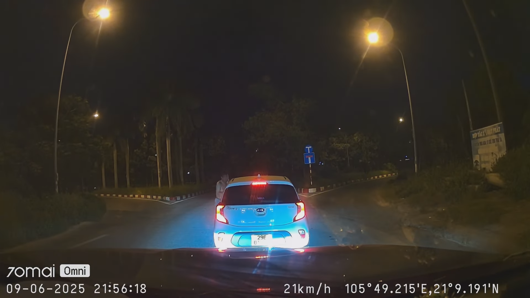 Hà Nội: Người đàn ông cởi trần bám nắp ca-pô, chặn xe ô tô đang chạy giữa đêm
