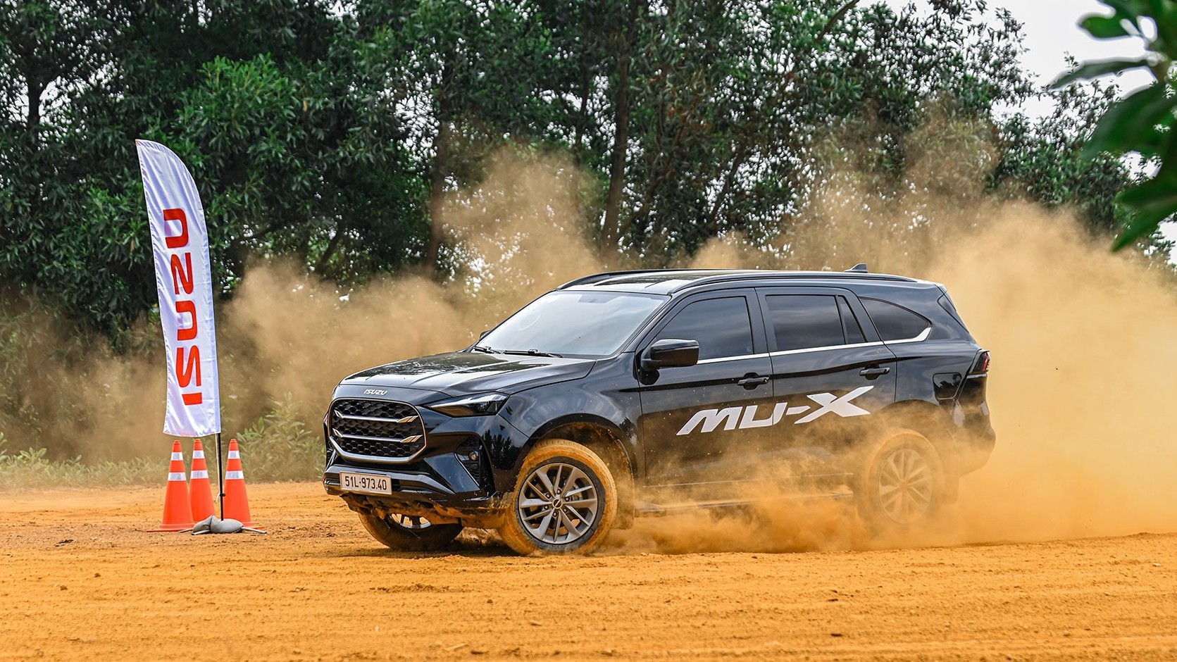 Chi tiết Isuzu mu-X 2025 - "Không hòa mình vào số đông"