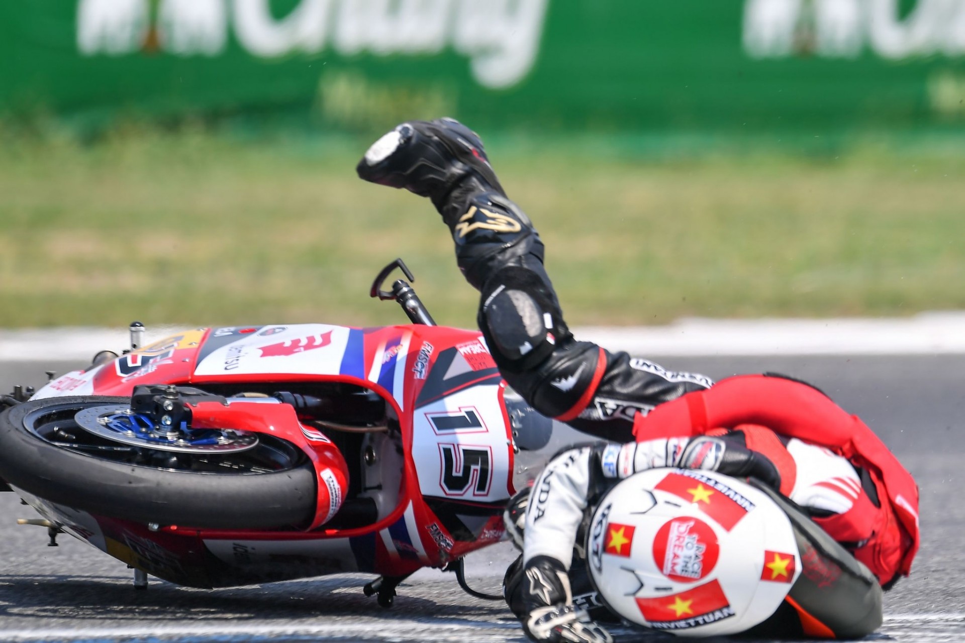 Tâm sự của người cha dành tất cả cuộc đời cho ước mơ đua MotoGP của các con