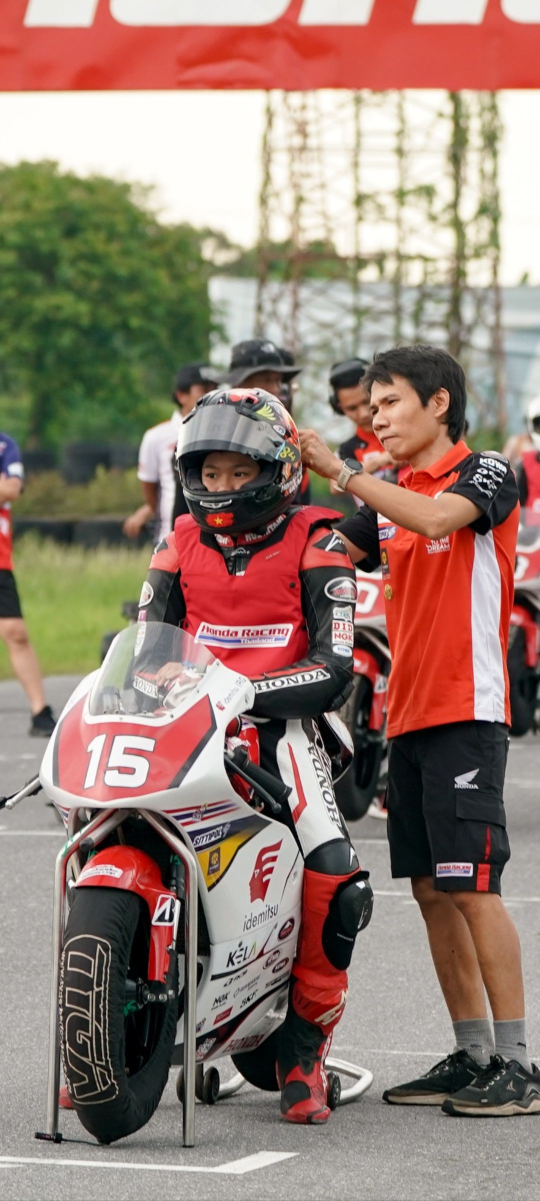 Tâm sự của người cha dành tất cả cuộc đời cho ước mơ đua MotoGP của các con