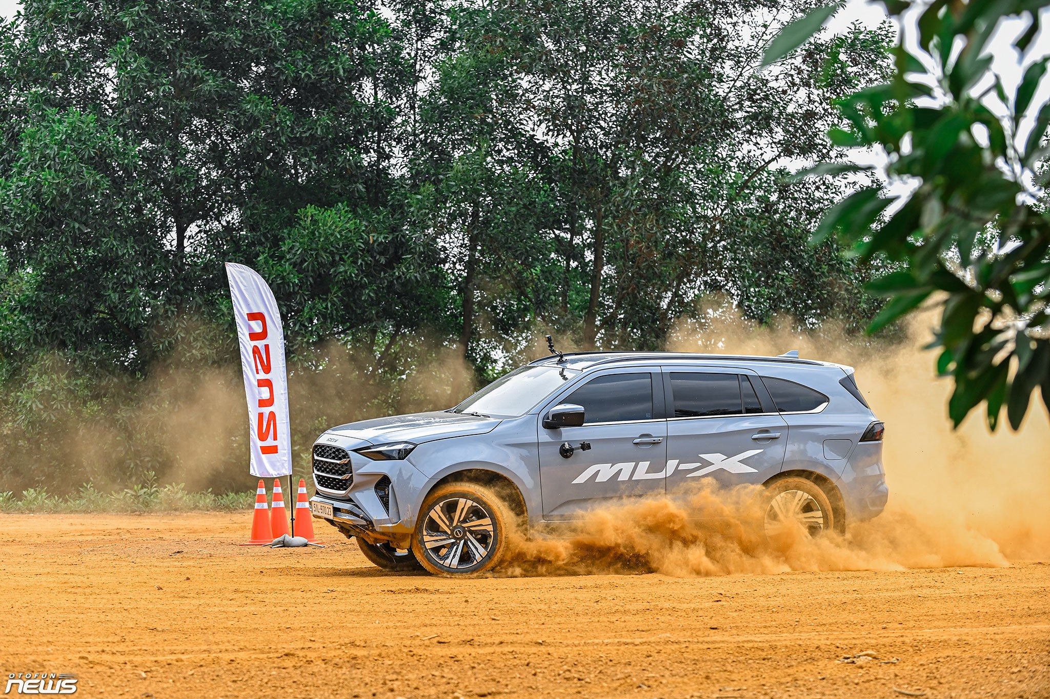 Chi tiết Isuzu mu-X 2025 - 