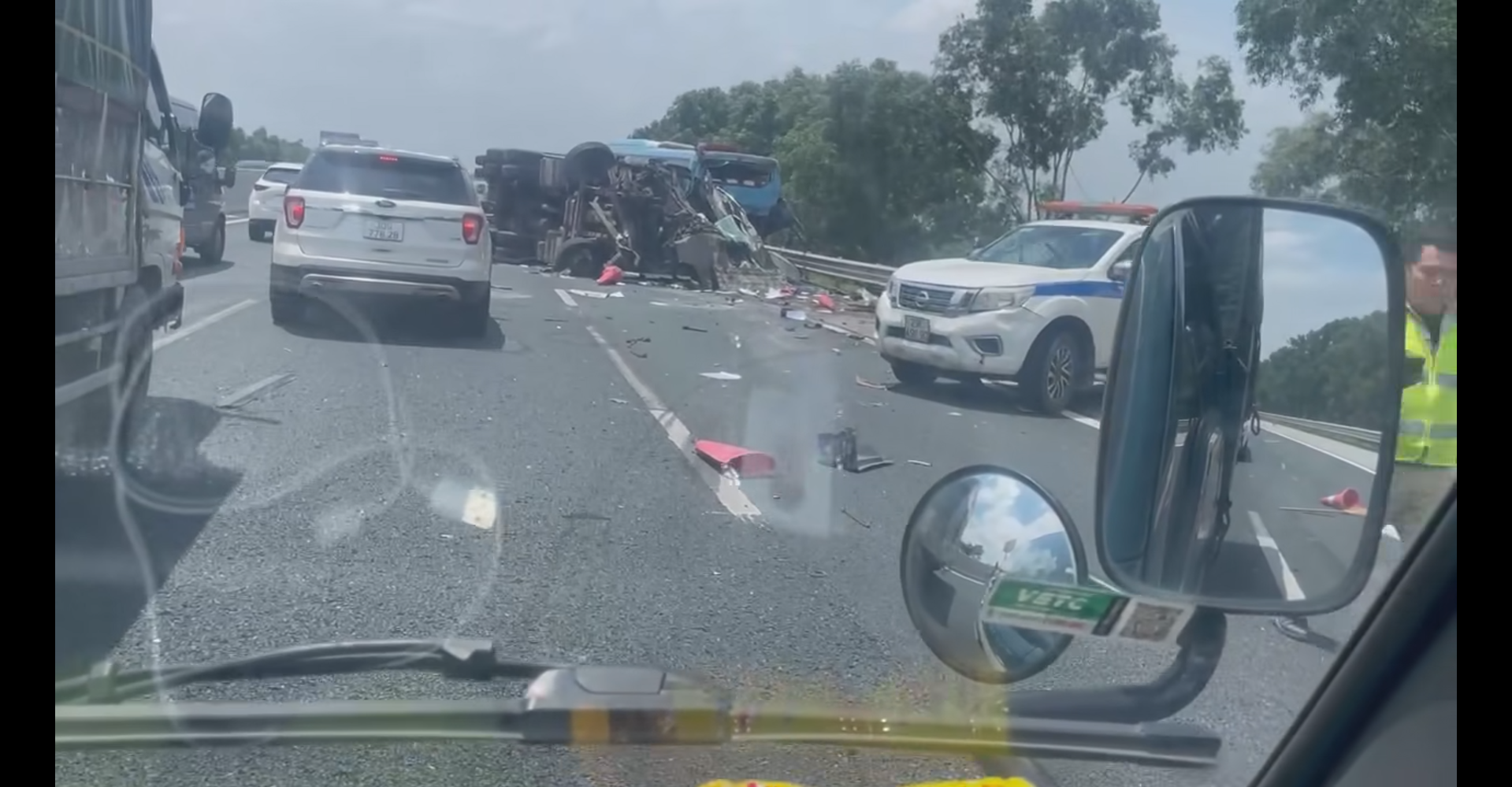 Xe container đâm xe tuần tra giao thông, rồi lật ngửa giữa cao tốc Hà Nội - Hải Phòng Xe container đâm xe tuần tra giao thông, rồi lật ngửa giữa cao tốc Hà Nội - Hải Phòng