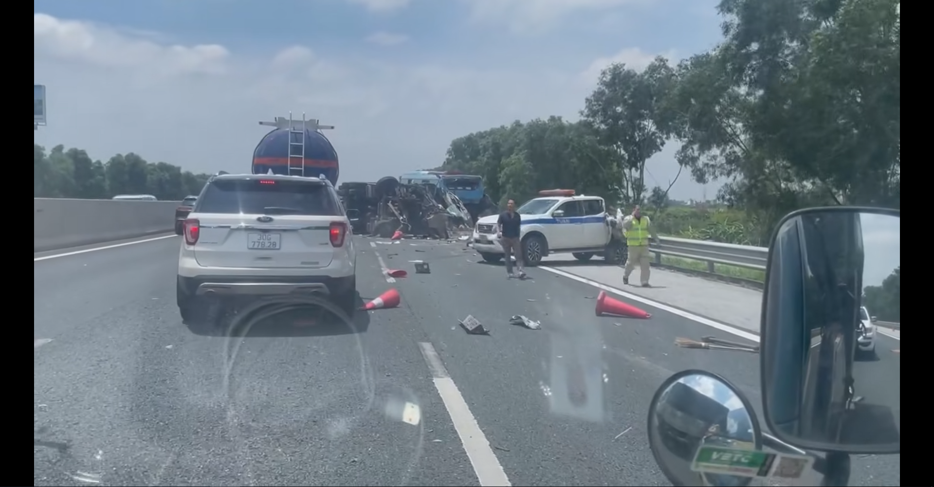 Xe container đâm xe tuần tra giao thông, rồi lật ngửa giữa cao tốc Hà Nội - Hải Phòng