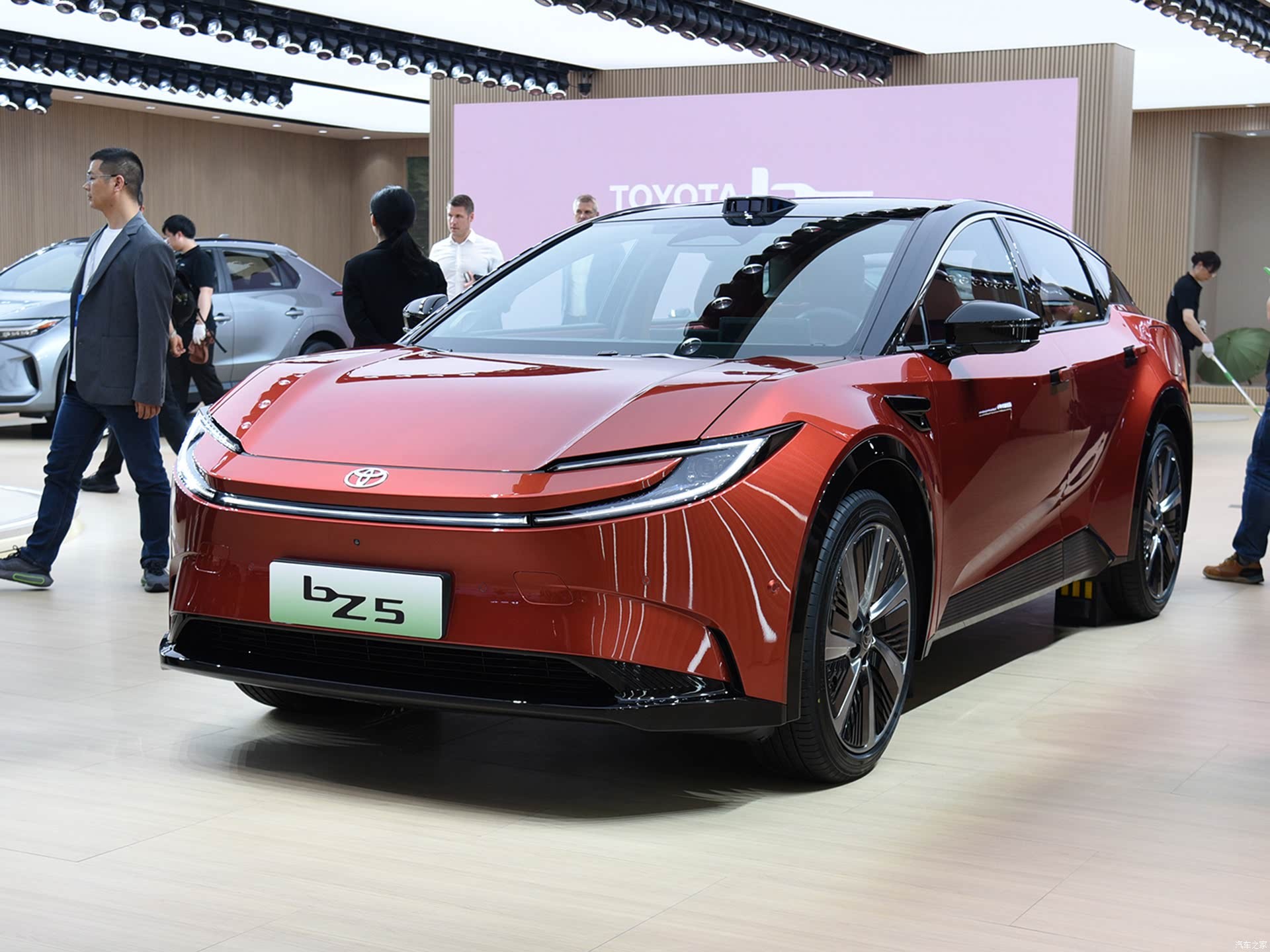 SUV điện Toyota bZ5 ra mắt Trung Quốc có giá bao nhiêu