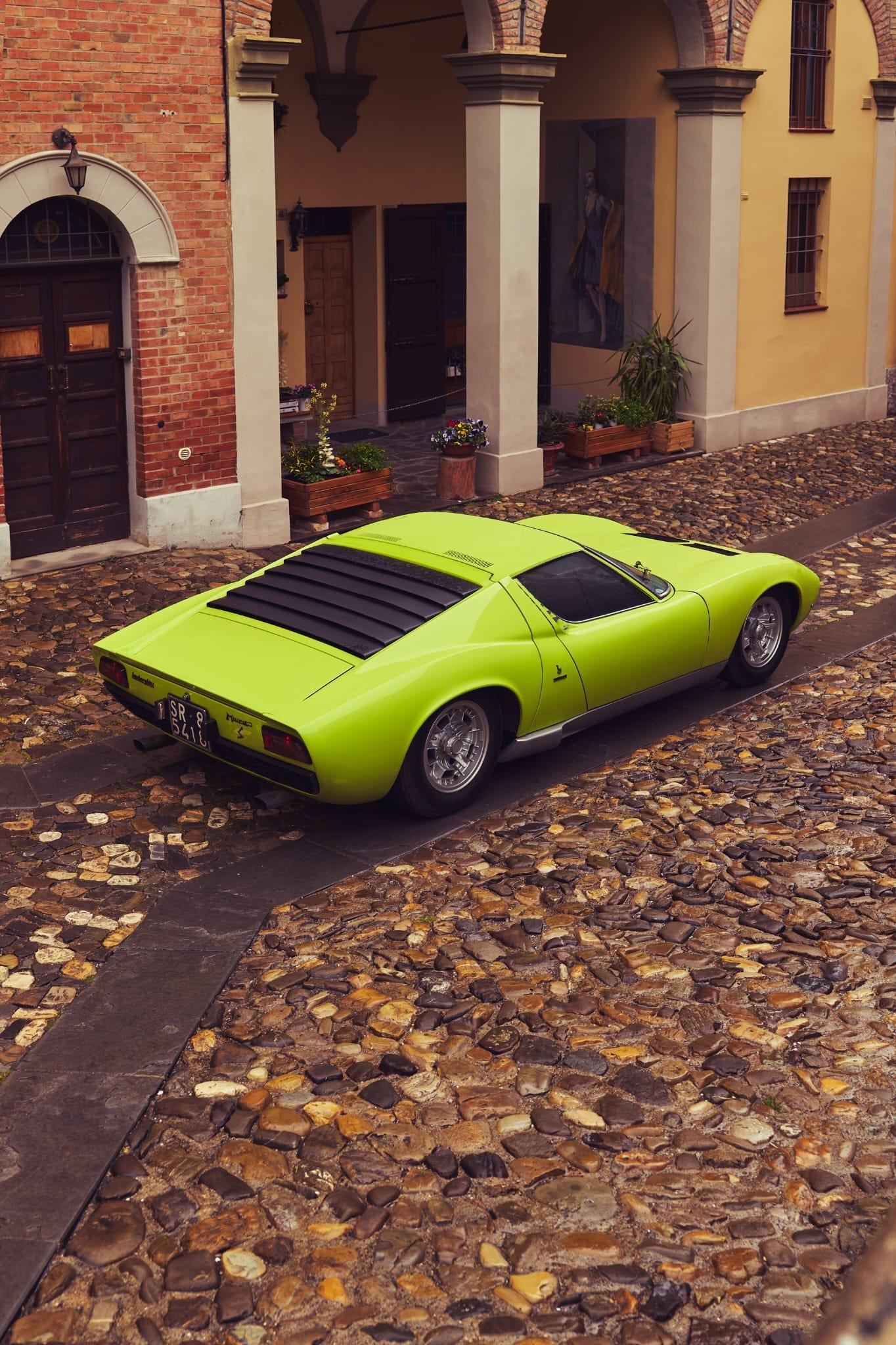 Màu sơn Lamborghini đặc biệt này được phát triển sau khi một người phụ nữ... cởi váy trong showroom