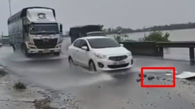 Không giảm tốc độ khi trời mưa, ô tô tải húc đuôi xe con đang tránh ổ gà