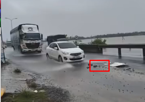 Không giảm tốc độ khi trời mưa, ô tô tải húc đuôi xe con đang tránh ổ gà