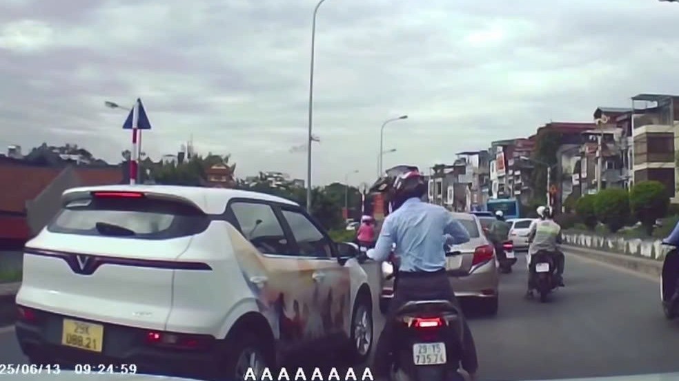 Tài xế xe dịch vụ nhận kết đắng vì dở thói côn đồ khi bị nhắc nhở