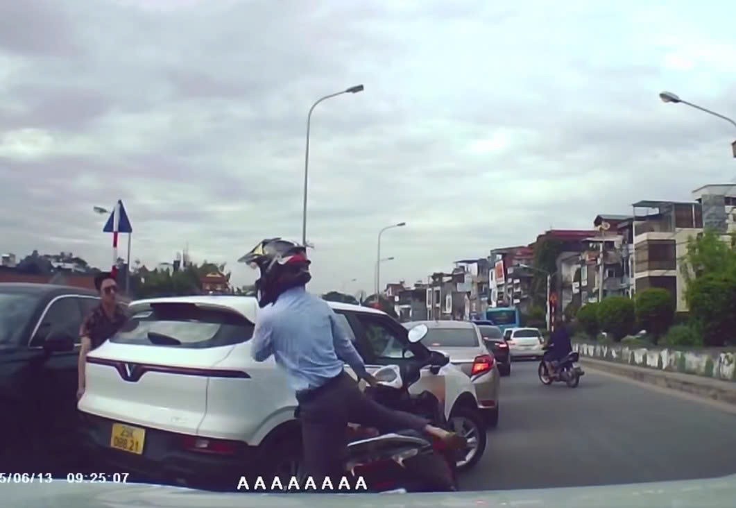 Tài xế xe dịch vụ nhận kết đắng vì dở thói côn đồ khi bị nhắc nhở