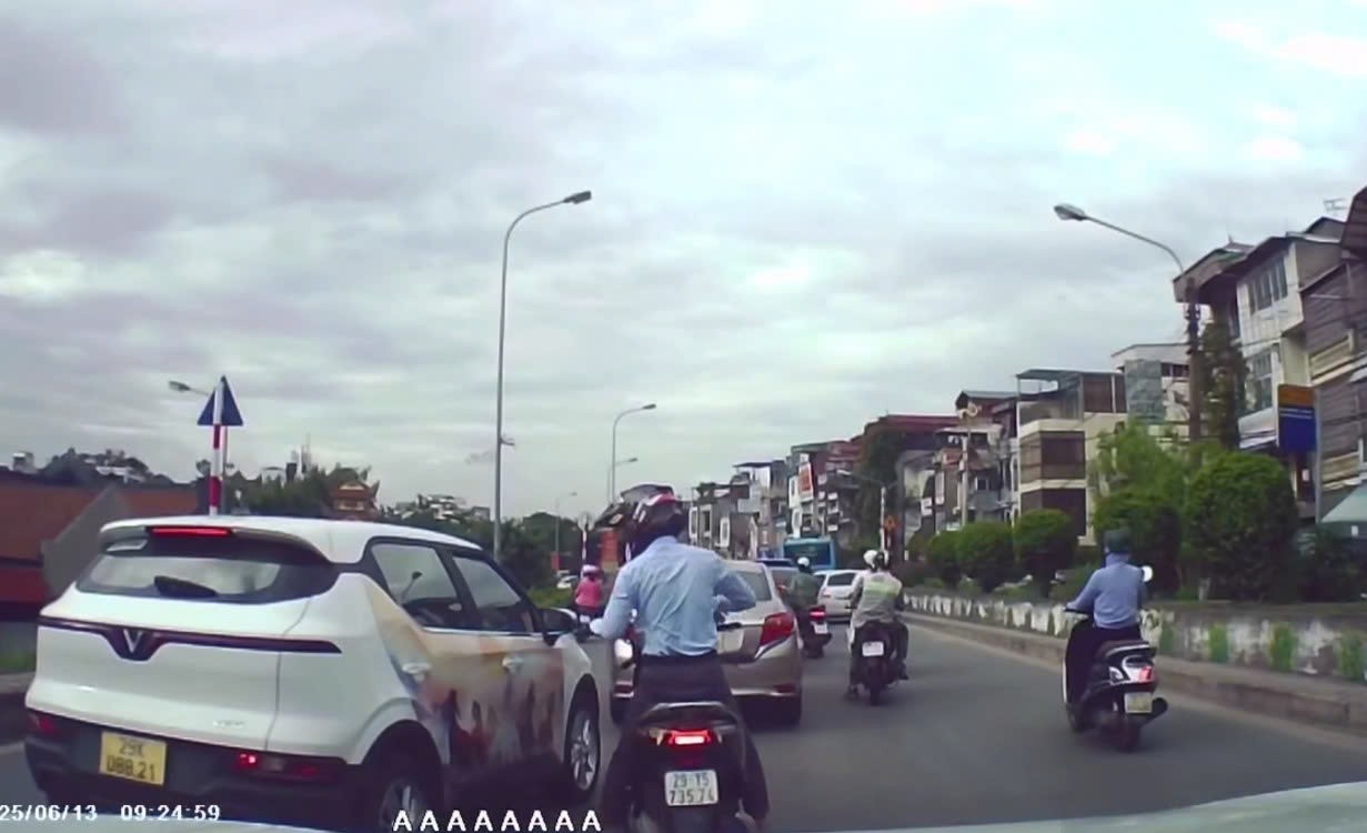 Tài xế xe dịch vụ nhận kết đắng vì dở thói côn đồ khi bị nhắc nhở