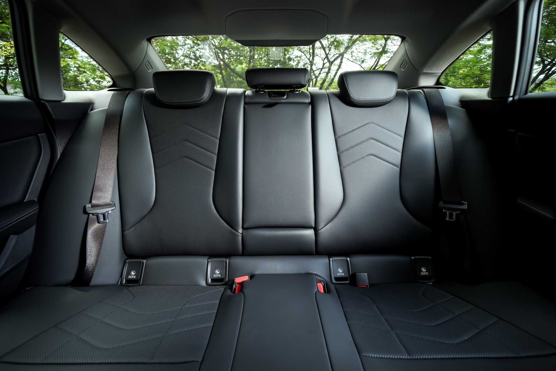 BMW 2 Series Gran Coupe thế hệ mới ra mắt, gây tranh cãi vì 'hao hao xe Trung Quốc'
