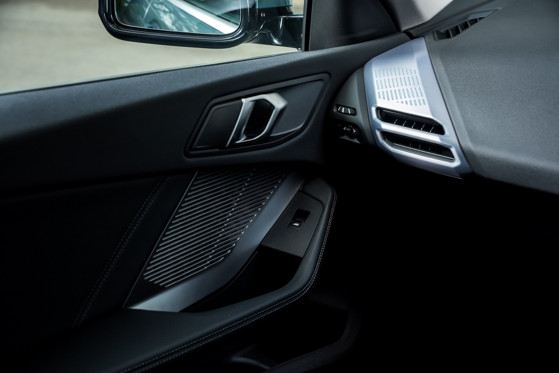 BMW 2 Series Gran Coupe thế hệ mới ra mắt, gây tranh cãi vì 'hao hao xe Trung Quốc'